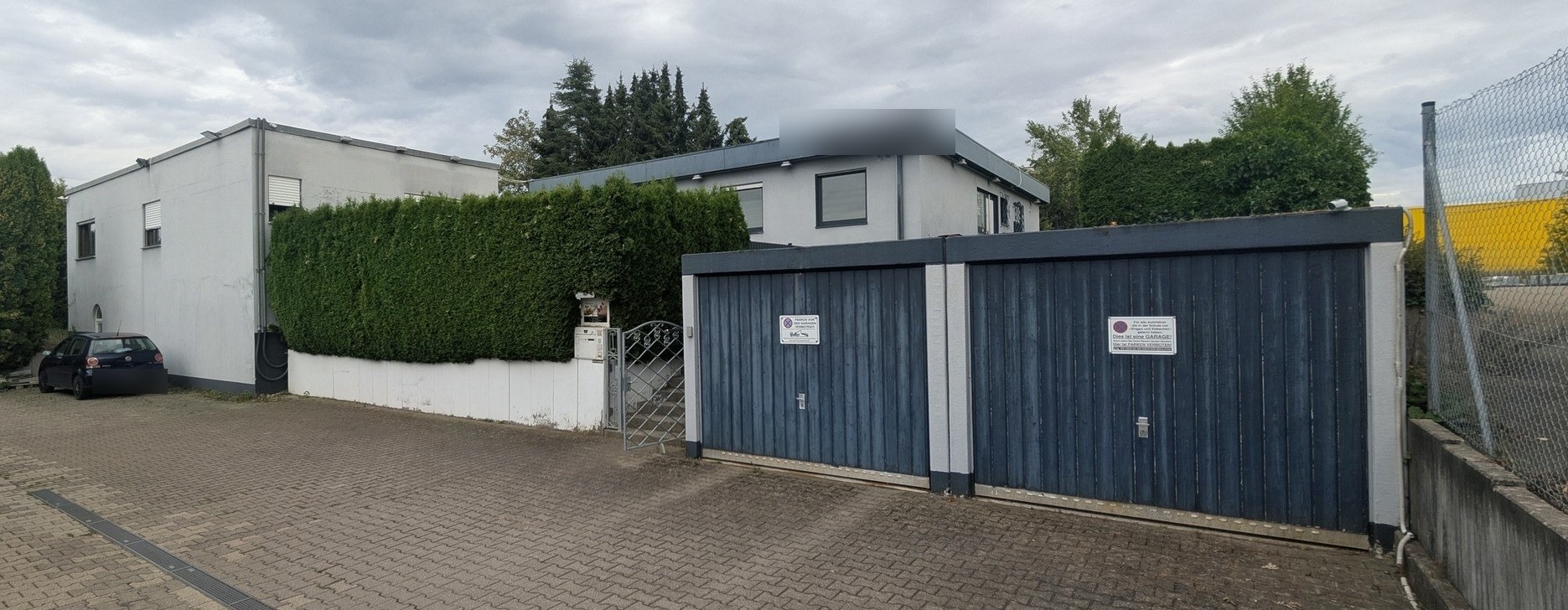 Samostatná komerční budova s vlastním příjezdem ve Villingen-Schwenningen, provozovaná jako FKK saunový klub a licencované zařízení pro prostituci od roku 1991