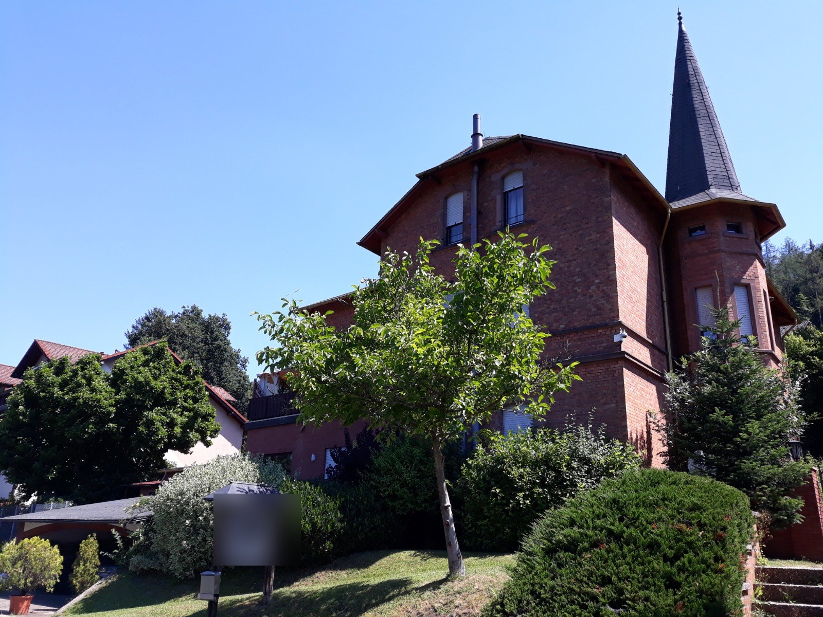 Samostatná vila z roku 1886 v Odenwaldu s komerčně využívaným přízemím, kancelářskou přístavbou a zhruba 2 000 m² pozemku