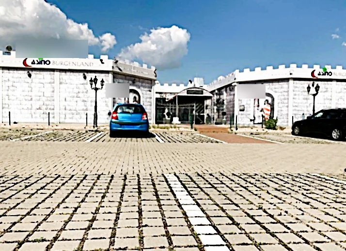 Vedere stradală anonimizată cu locuri de parcare