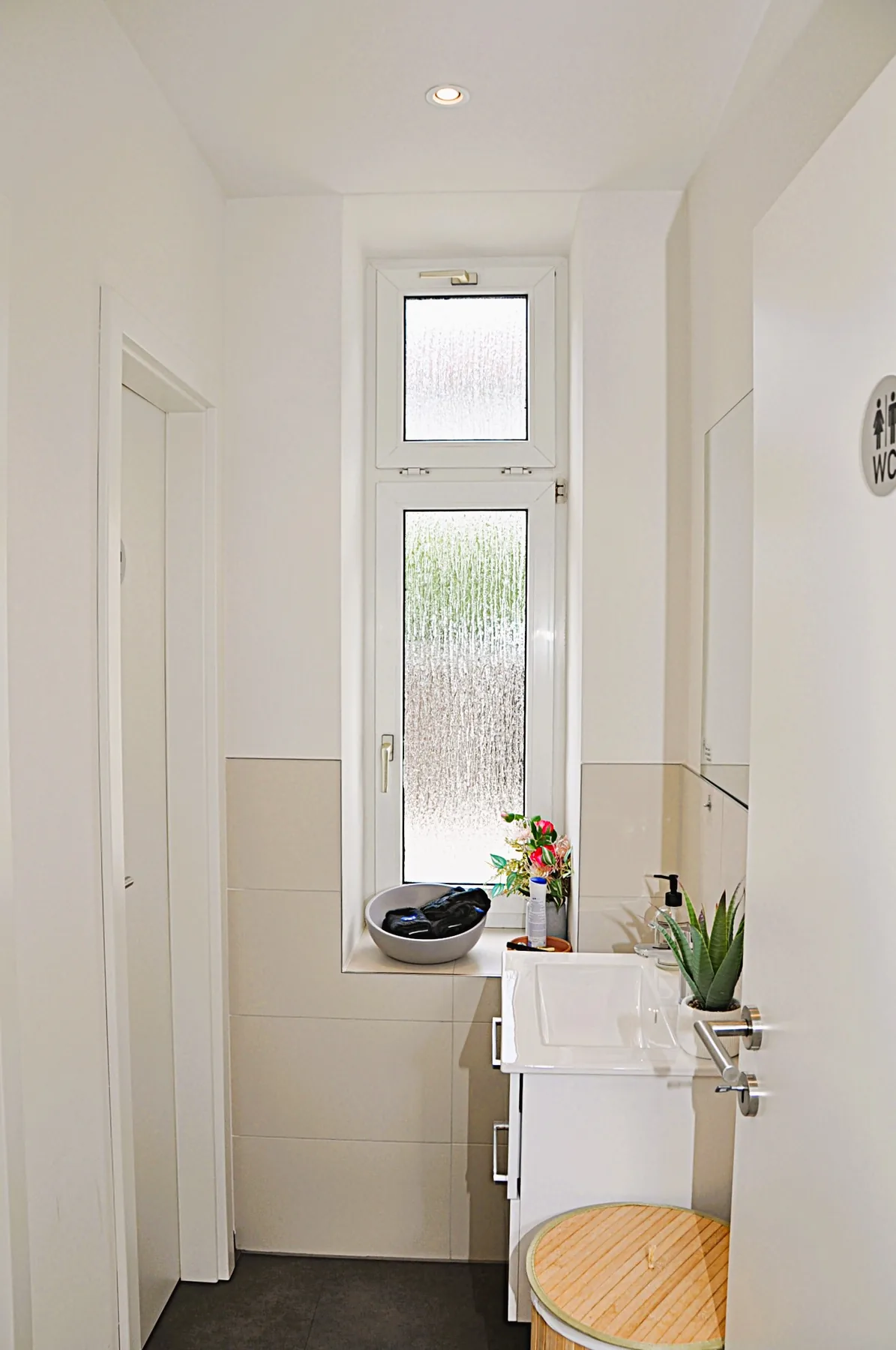 Toilette mit Fenster und hochwertiger Ausstattung