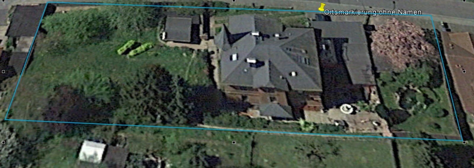 Widok z lotu ptaka na działkę o powierzchni około 2 000 m² z zaznaczoną granicą nieruchomości
