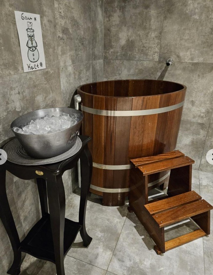 Бассейн с холодной водой в оздоровительной зоне