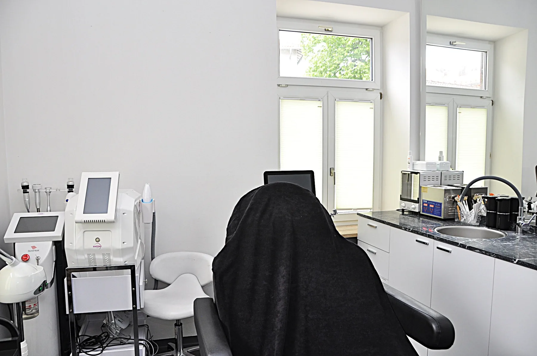 Behandlungsraum 5 — Gesichts- und Beautybehandlungen, Teil 2