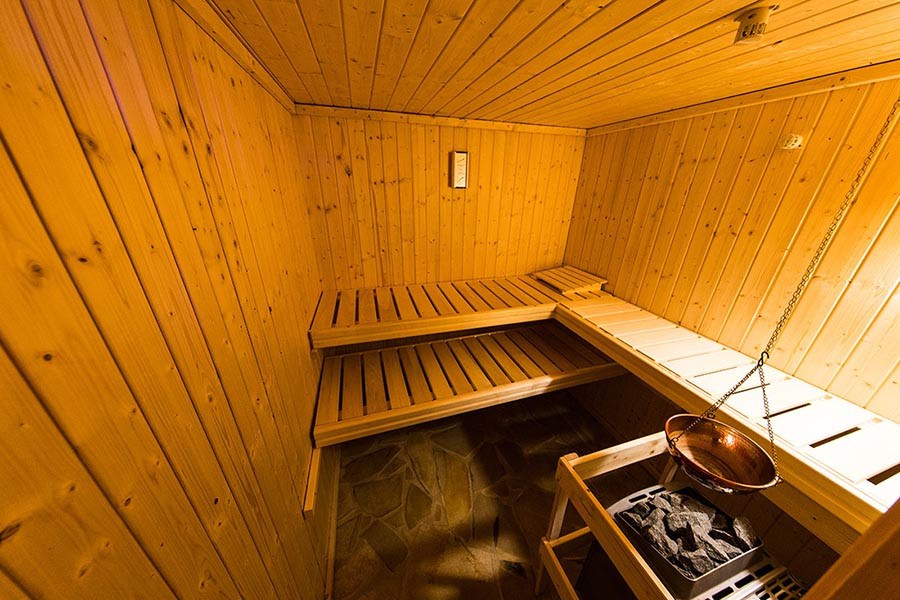 Fińska sauna w piwnicznej strefie wellness